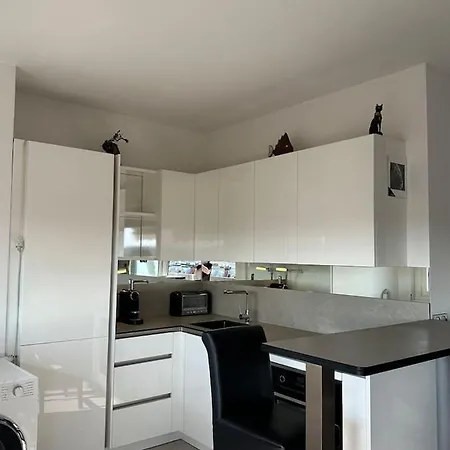 Delphine Apartment *